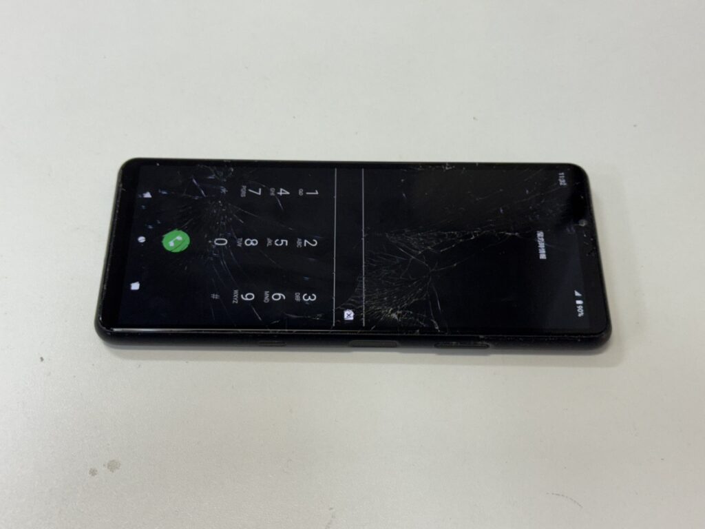 ガラスがひび割れたXperia 10 Ⅲ Liteの画面