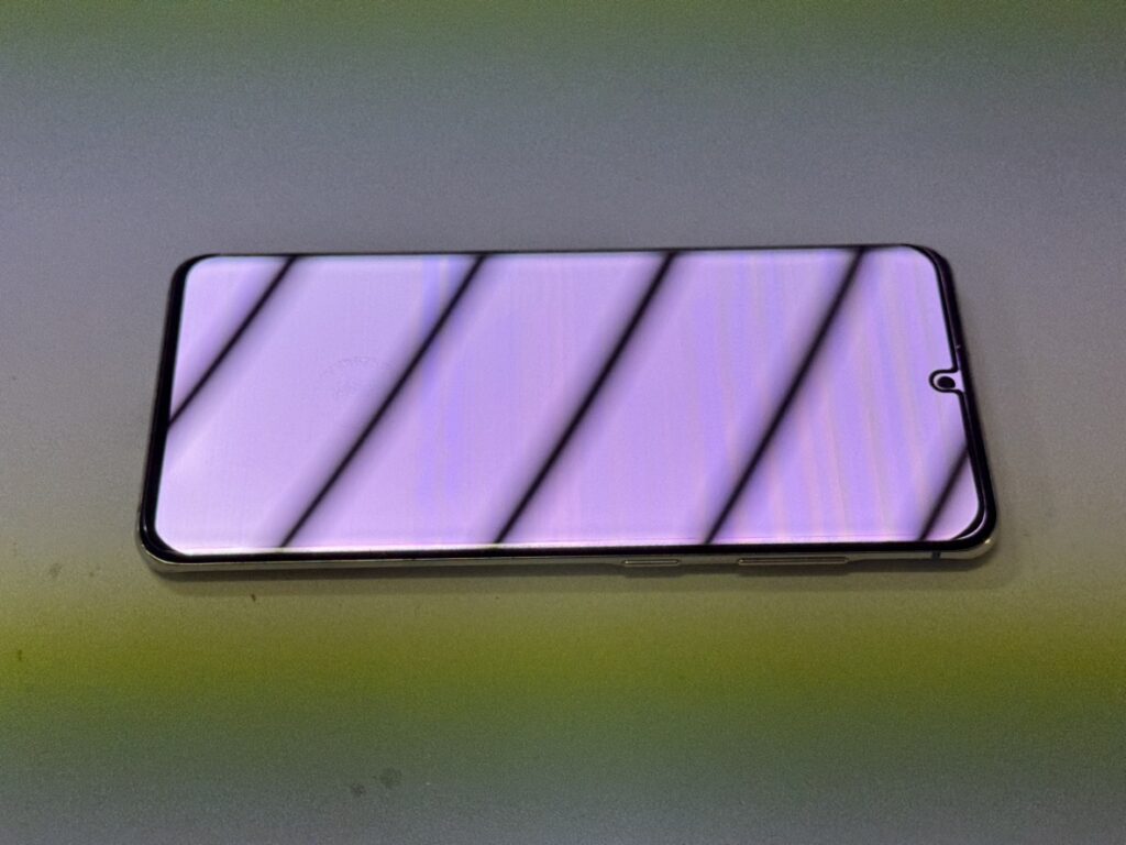 Galaxy S20 5Gの画面が故障し、液漏れや表示不良を起こしている状態。画面全体が緑色に変色し、縦線やノイズが入っている。