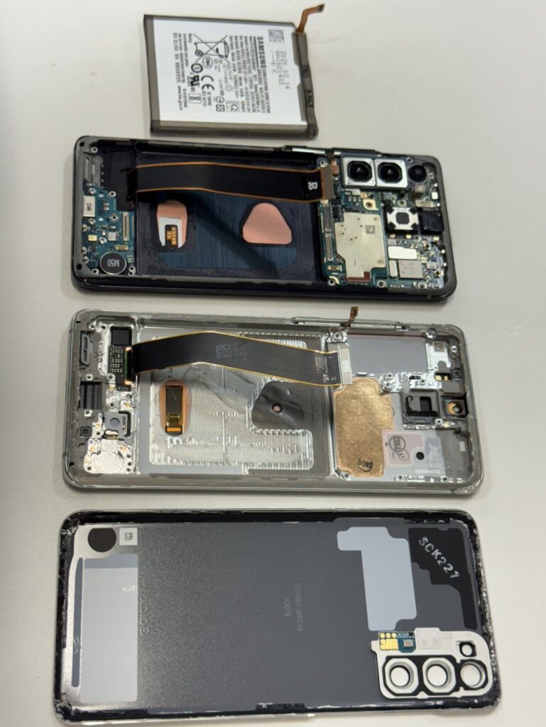altテキスト案
img_8897
Galaxy S20 5Gの画面が故障し、液漏れや表示不良を起こしている状態。画面全体が緑色に変色し、縦線やノイズが入っている。
img_8901
Galaxy S20 5Gの画面交換修理中の写真。バックパネルを取り外し、基板やバッテリーなどの内部パーツが露出している。