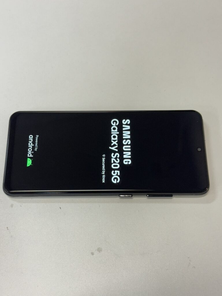 画面交換修理が完了したGalaxy S20 5G。新しい画面が正常に表示されており、ホーム画面やアプリのアイコンがはっきりと見える。