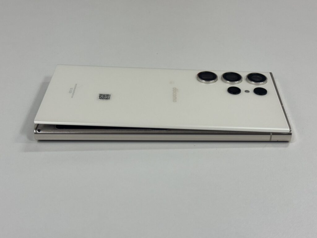 膨張したバッテリーにより背面パネルが浮き上がっているGalaxy S23 Ultra。