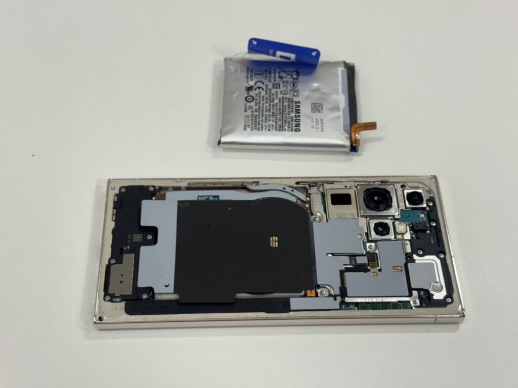 Galaxy S23 Ultraの背面パネルと基板カバーを外した内部。膨張したバッテリーが見える。