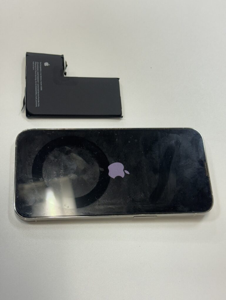 新しいバッテリーで正常に起動しているiPhone13Pro
