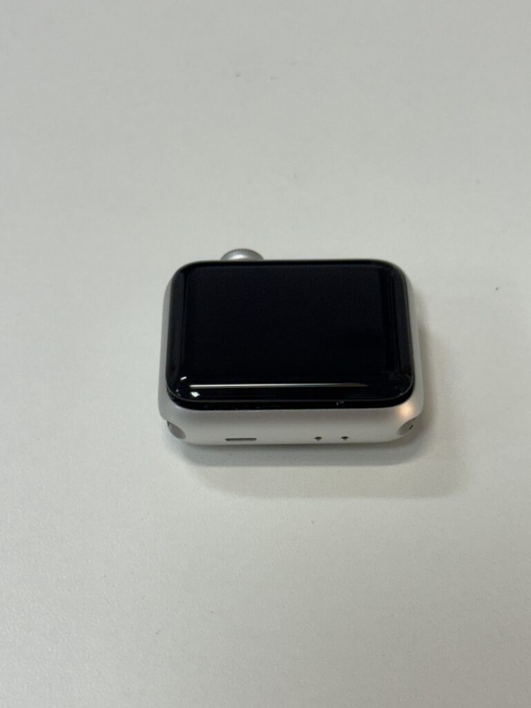 Apple Watch Series 3の画面がバッテリー膨張により浮き上がった状態