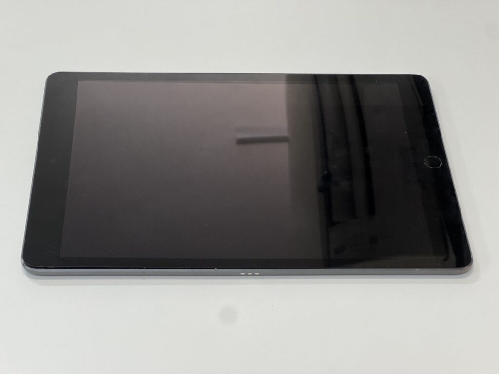 バッテリー膨張により画面が浮き上がったiPad9の本体