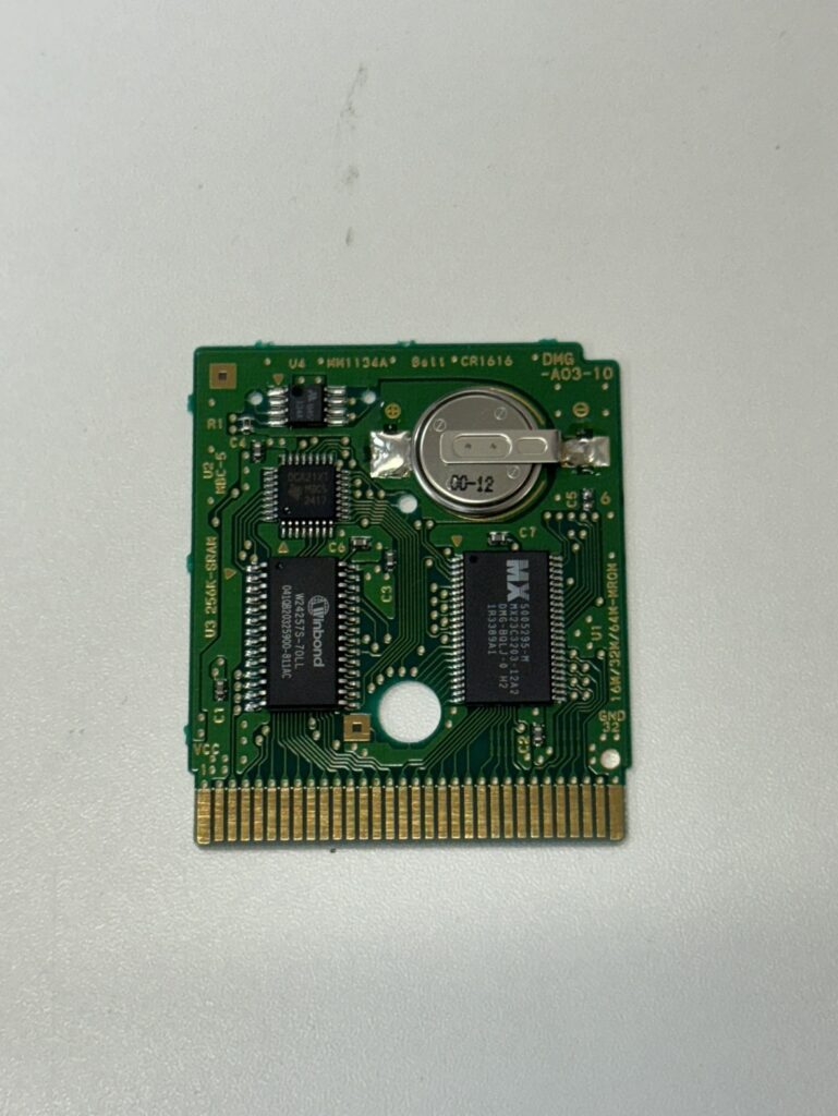 ゲームボーイカセットの中身と、交換するCR1616のボタン電池