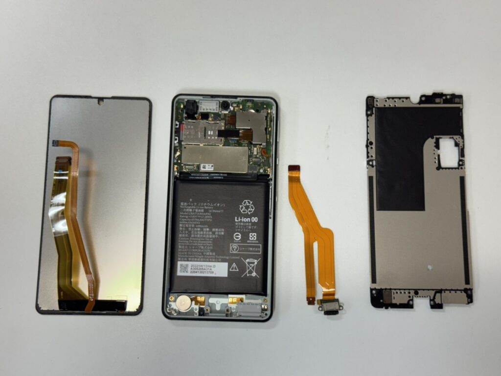 AQUOS sense5Gを分解し、充電口の交換作業をしている様子