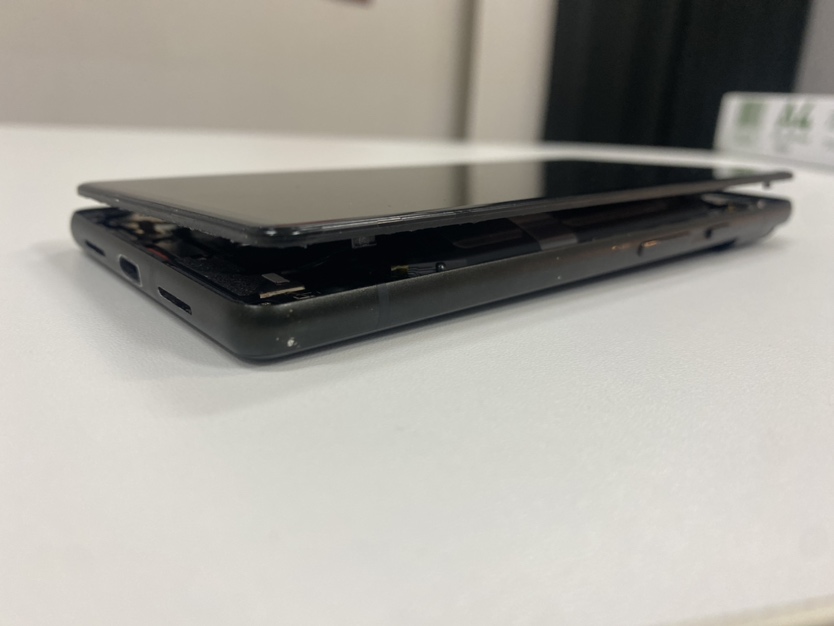 パンパンに膨れたPixel6のバッテリー