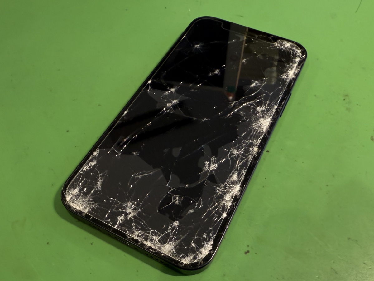 iPhone 12 画面割れ　映らない