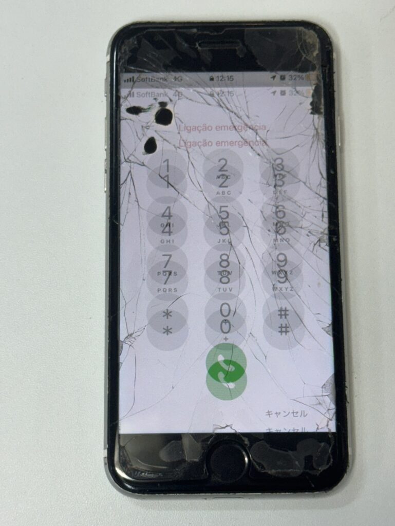 ガラスが割れ液晶の表示も不具合の出ている画面