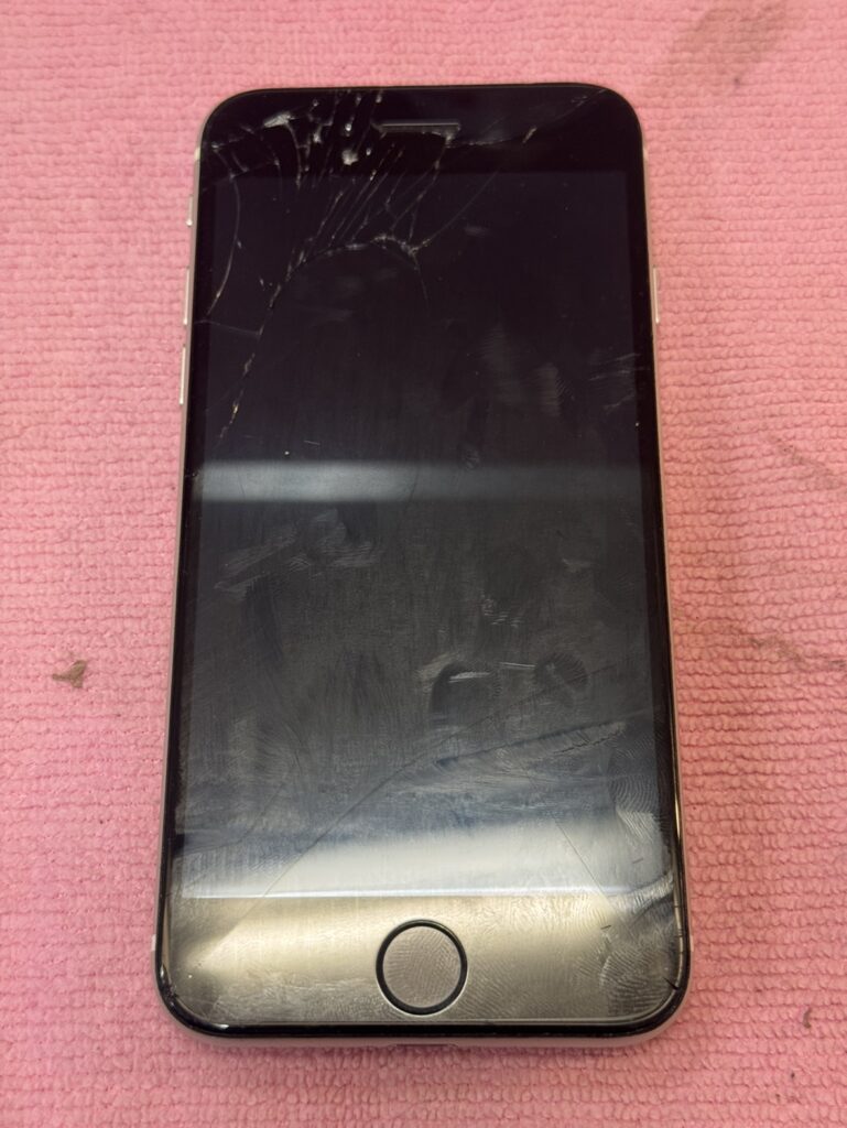 割れたiPhoneSE2の画面