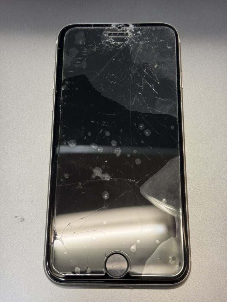割れたiPhoneSE3の画面