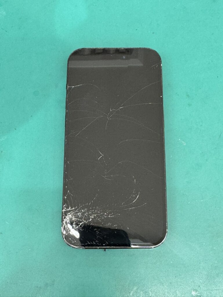 ガラスの割れたiPhone13ProMax