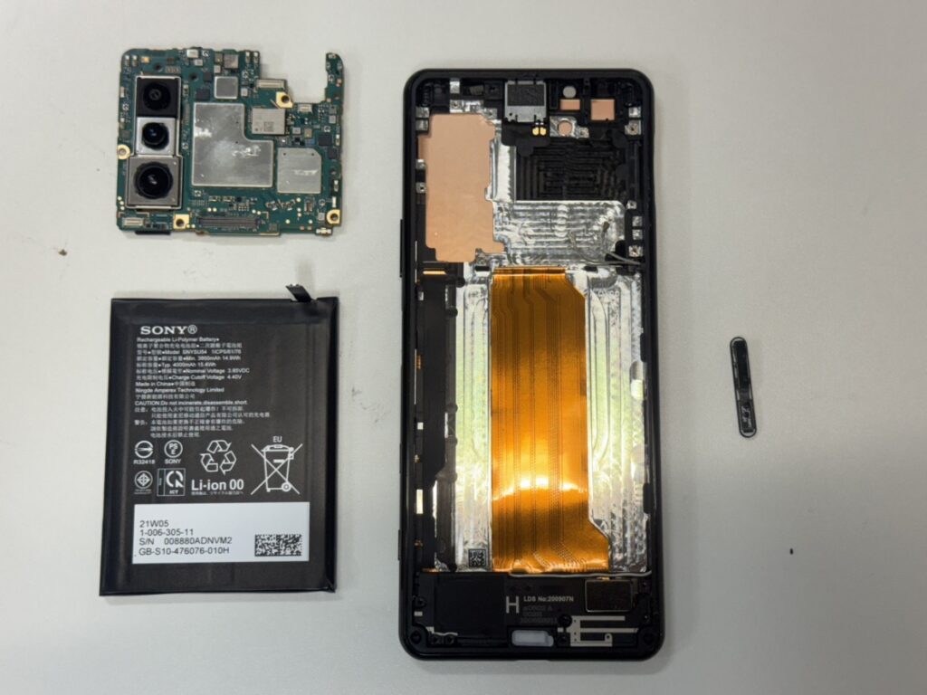 Xperia5Ⅱの内部分解の様子