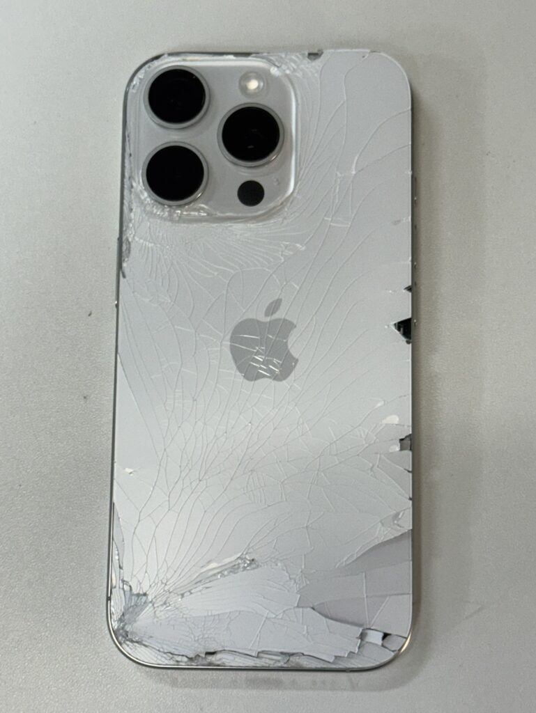 iPhone16pro背面割れ