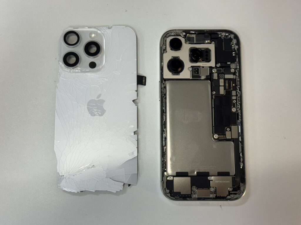 iPhone16Pro バックパネル修理中