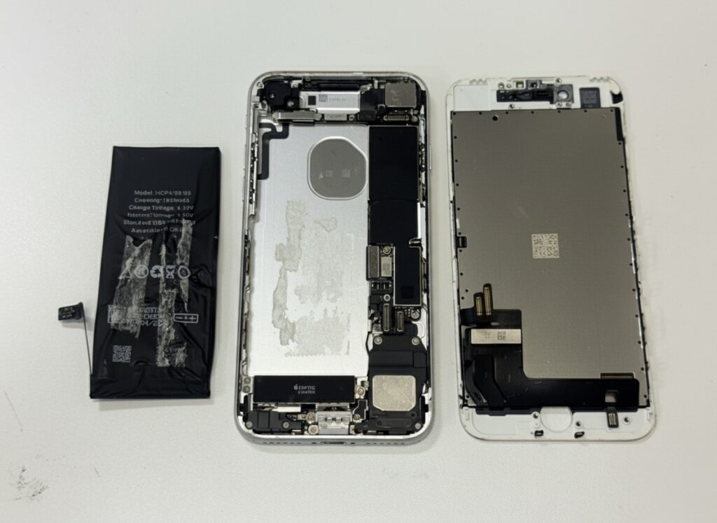 分解中のiPhone7