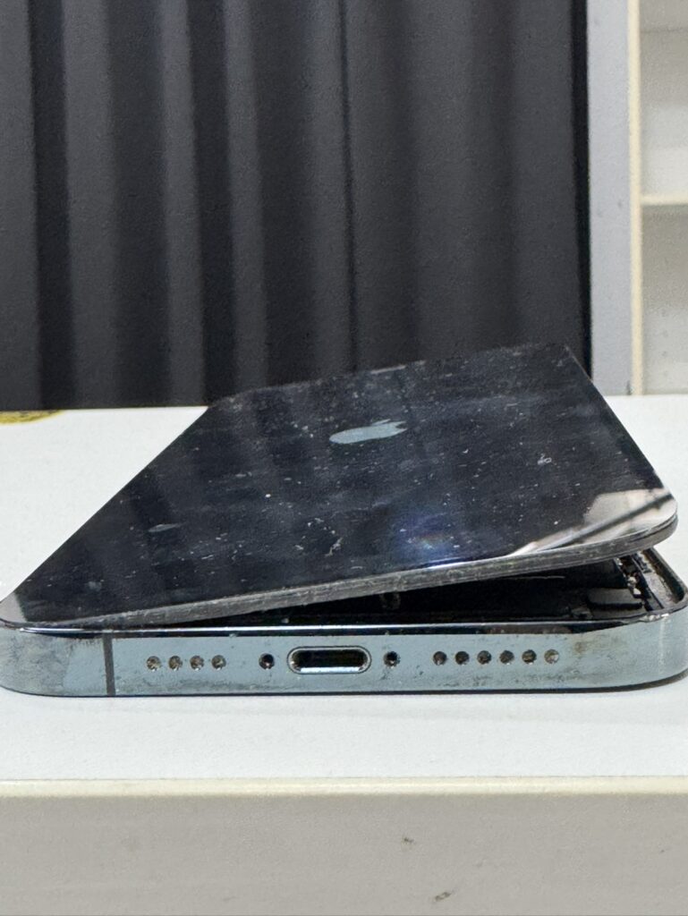 iPhone12ProMax バッテリー交換①