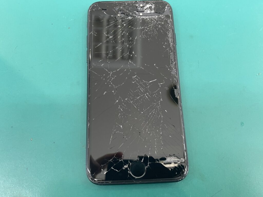 iPhoneSE（第3世代）液晶破損修理　関内