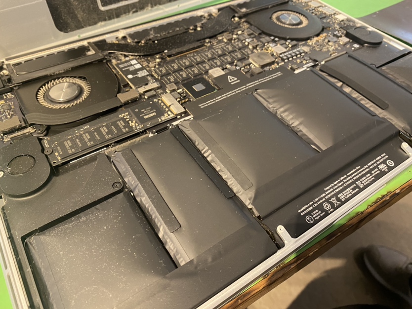 MacBook Pro (Retina) バッテリー交換関内