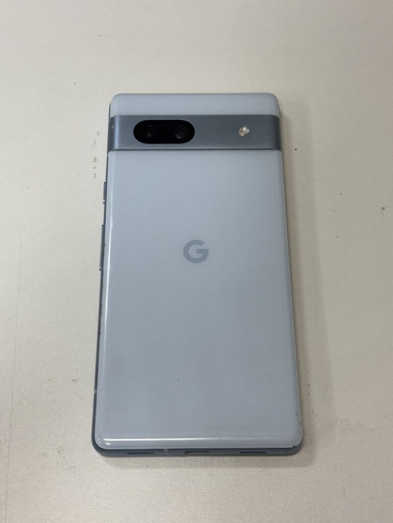 横浜関内でお預かりしたPixel 7aのバッテリー劣化・膨張による減りが早い状態の修理前写真