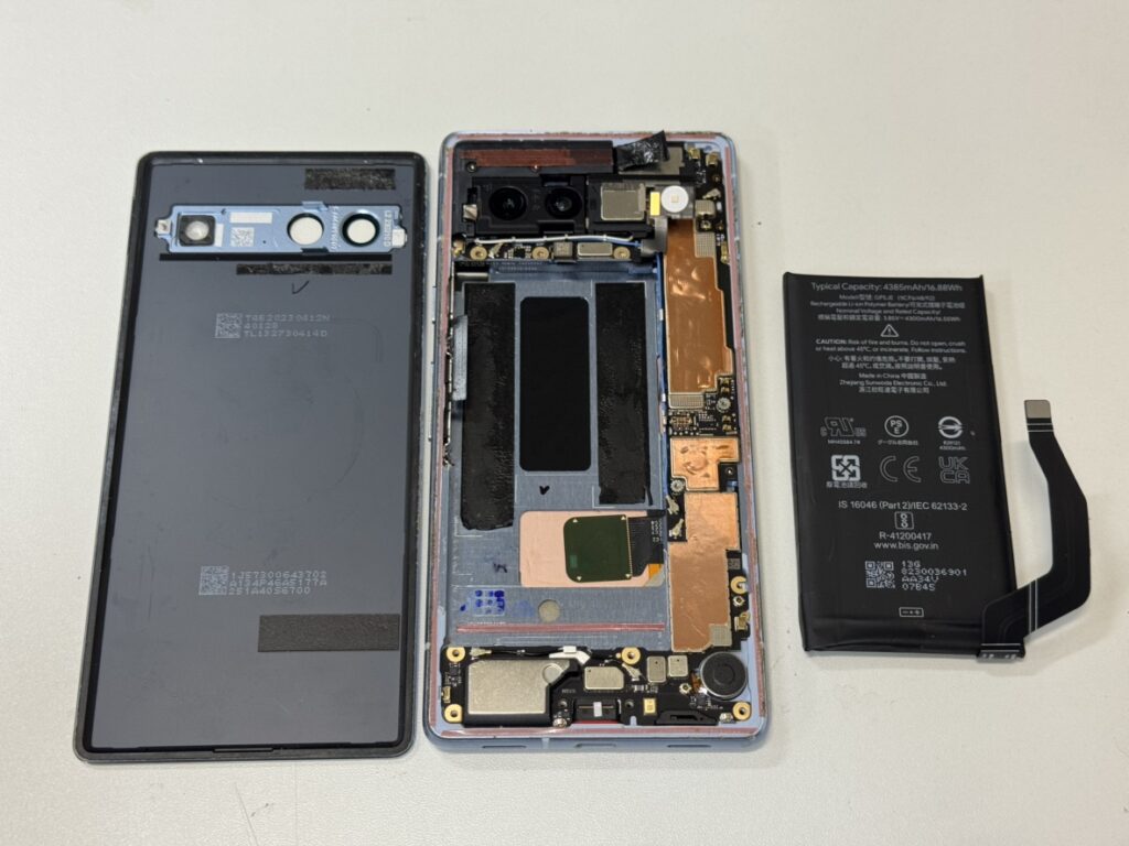 Pixel 7aのバッテリー交換作業中の様子|横浜関内のスマホ修理店で内部のバッテリーを取り外している工程