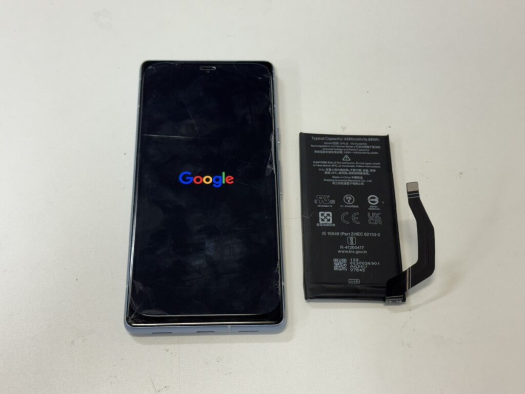 横浜関内でバッテリー交換が完了したPixel 7aの修理後写真|膨張が改善され通常通り使用できる状態