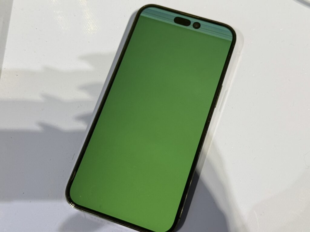 iPhone14 Pro 画面が緑 関内