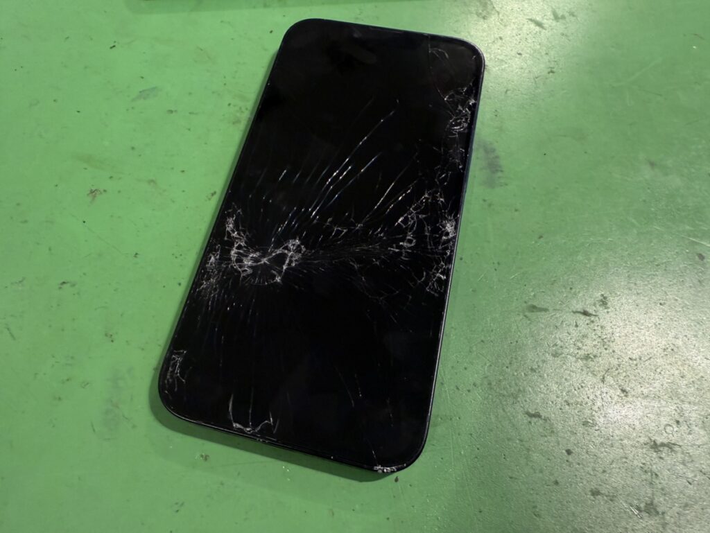 iPhone 16e　画面割れ　関内