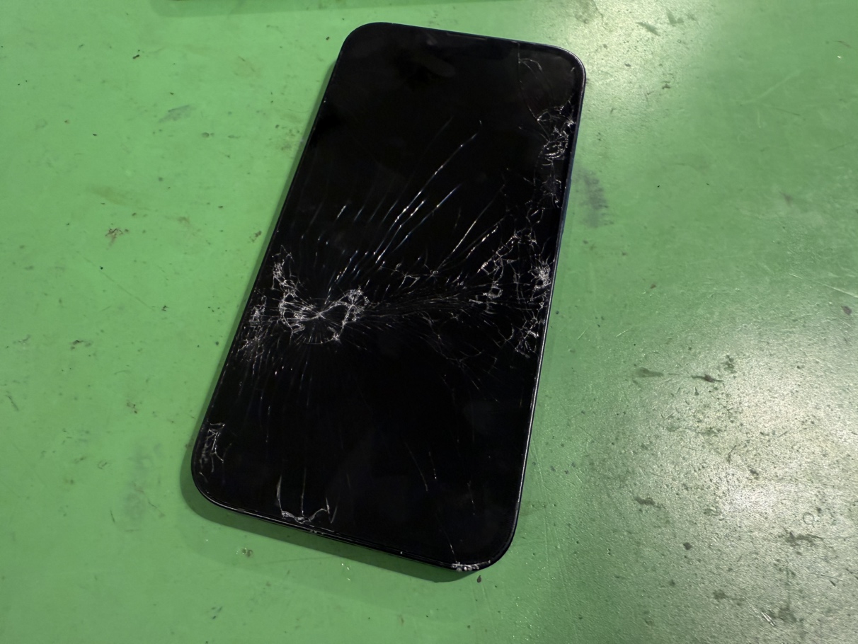 iPhone 16e　画面修理　関内