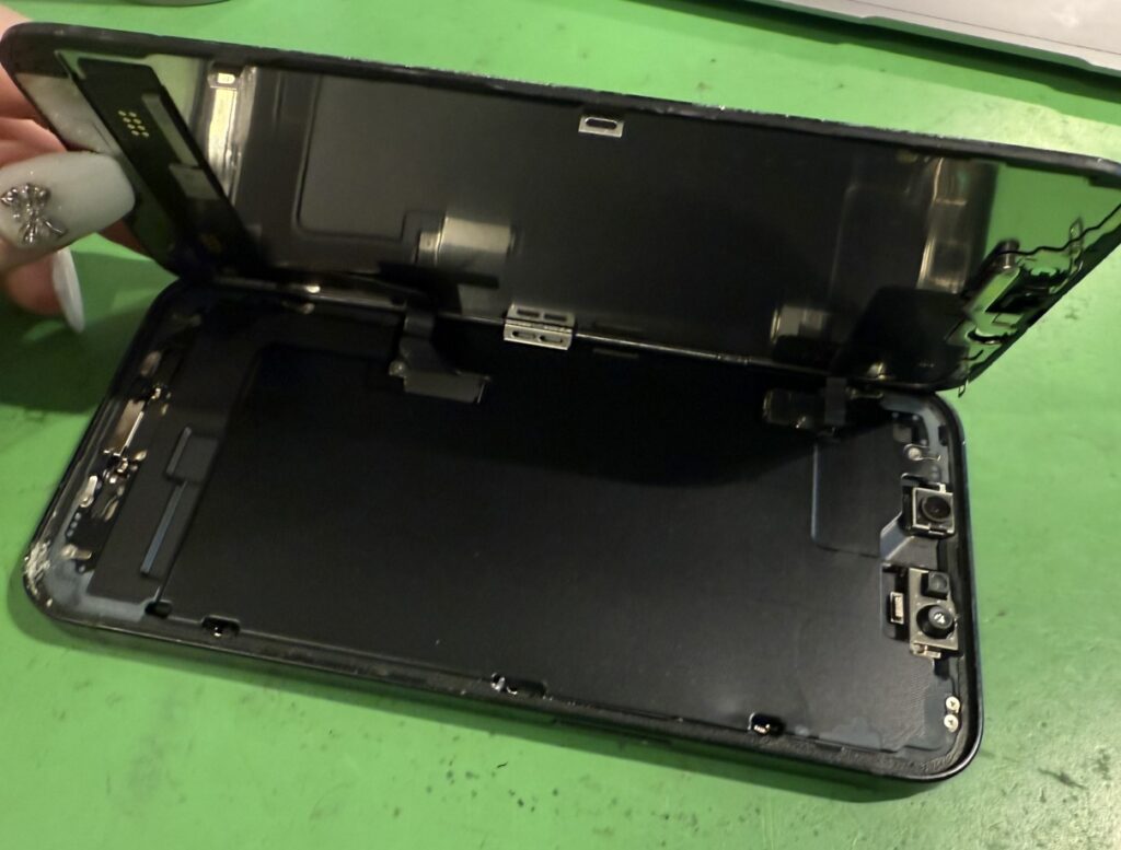 iPhone 16e　分解　伊勢佐木町