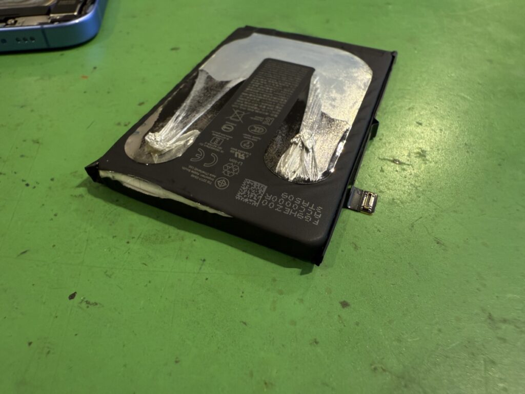 iPhone 16 バッテリー膨張 関内