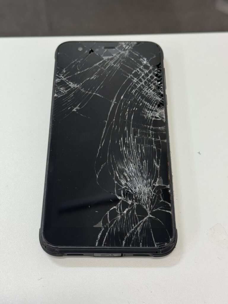バイク走行中に落下させ画面全体がバキバキに割れてしまったBlackview BV6300 Proの状態