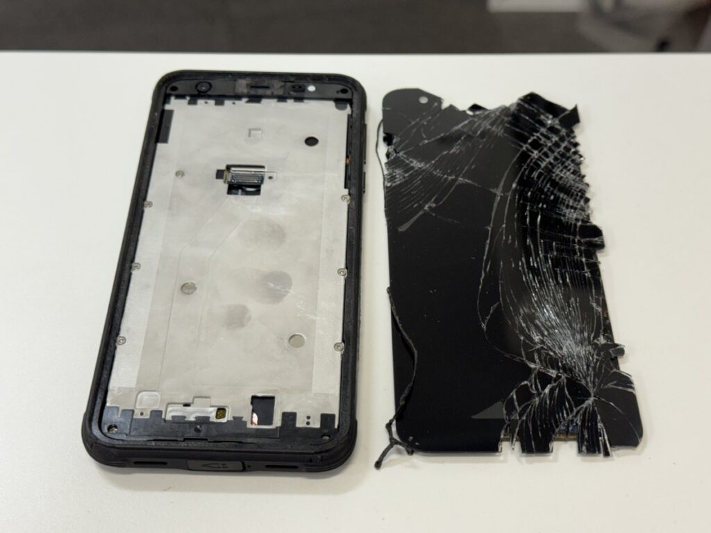 Blackview BV6300 Proの破損したパネルを取り外し、フレームに残ったガラス片を除去している分解修理の様子