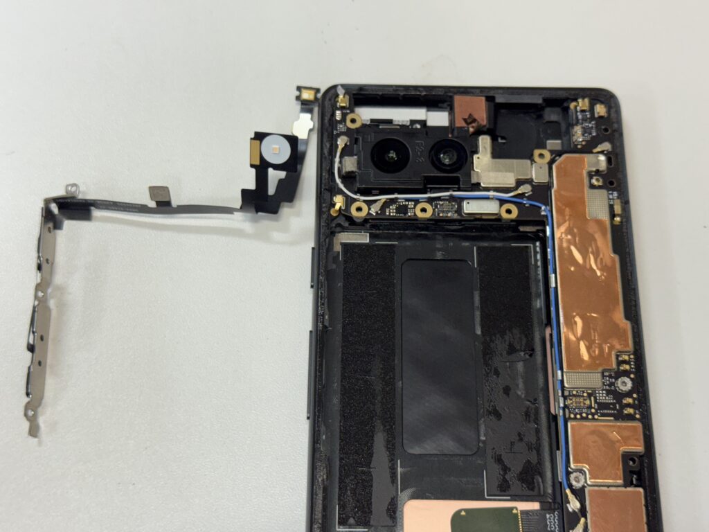 Pixel 7a PVM 交換修理 関内 桜木町
 修理中