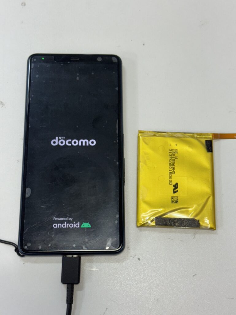 横浜関内で新品バッテリーへ交換し、正常に起動するようになったarrows We3の修理完了後の状態