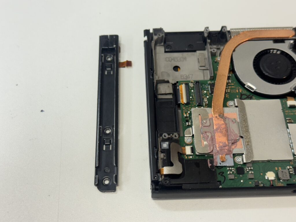 Nintendo Switch（有機ELモデル） 本体レール交換 関内 桜木町 修理中