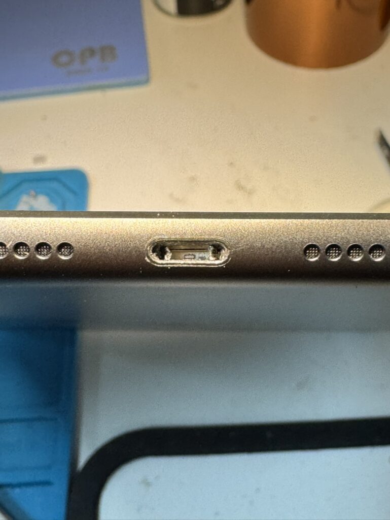 iPad 9 充電口修理 関内 中華街 修理前