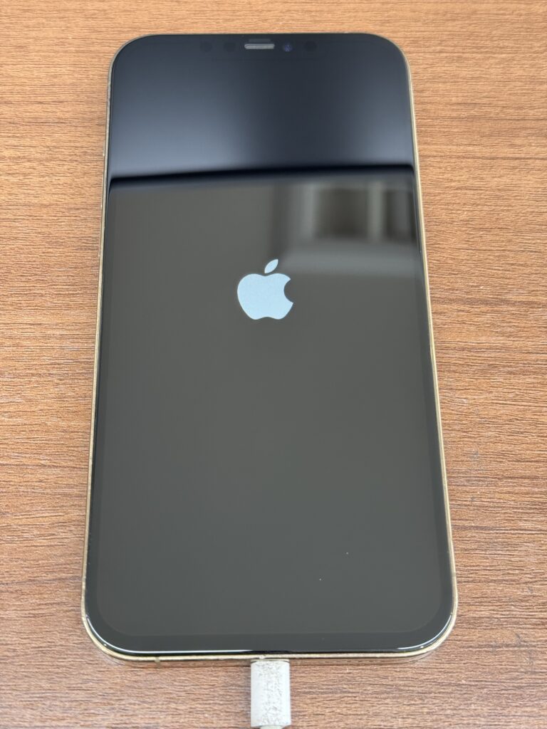 iPhone12 Pro Maxの破損した画面を取り外し、新しいディスプレイパーツを取り付けている交換作業