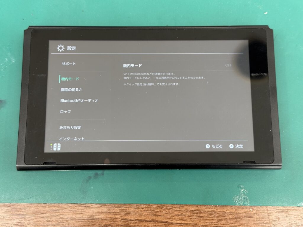 新しい液晶パネルに交換し、正常にゲーム画面が映っている、修理完了後のNintendo Switch本体の写真