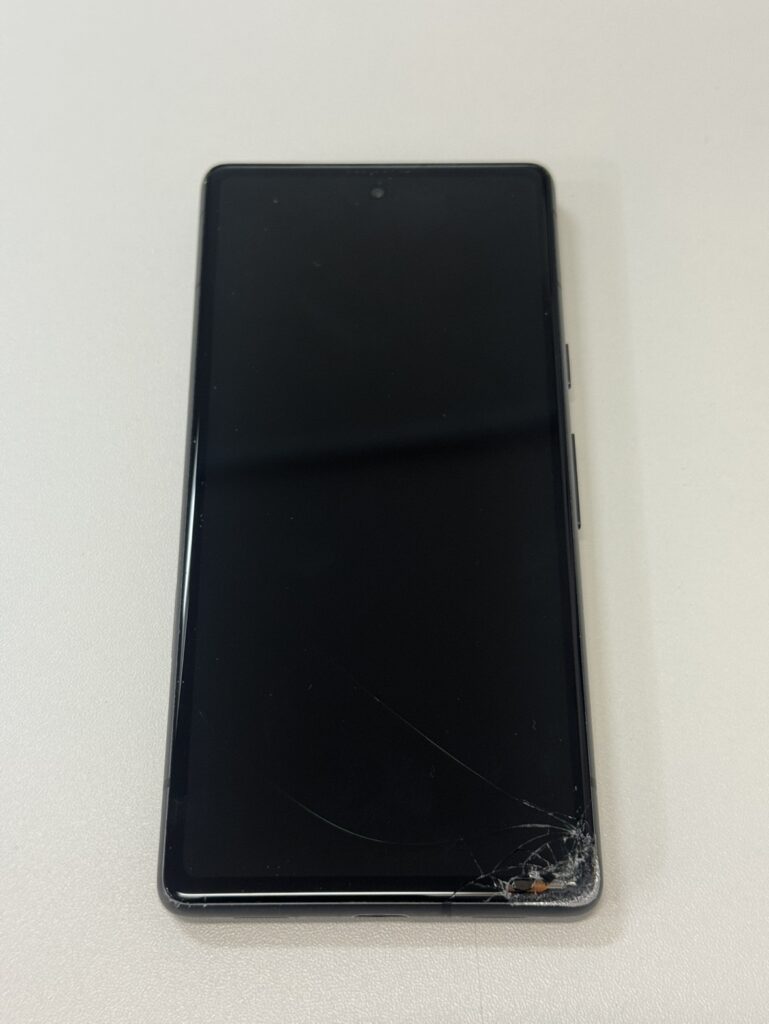 落下による画面破損で液晶が映らなくなり、真っ暗な状態のGoogle Pixel 7a