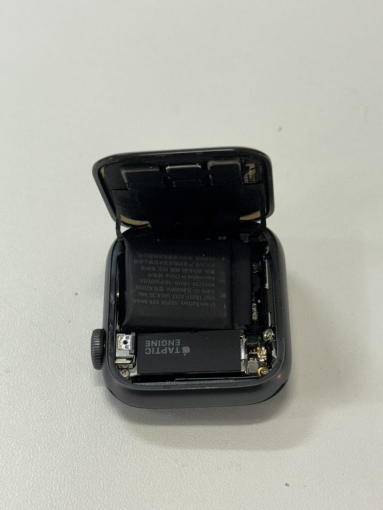 4年以上の使用によりバッテリーが劣化し、最大容量が低下したApple Watch Series 4 40mm