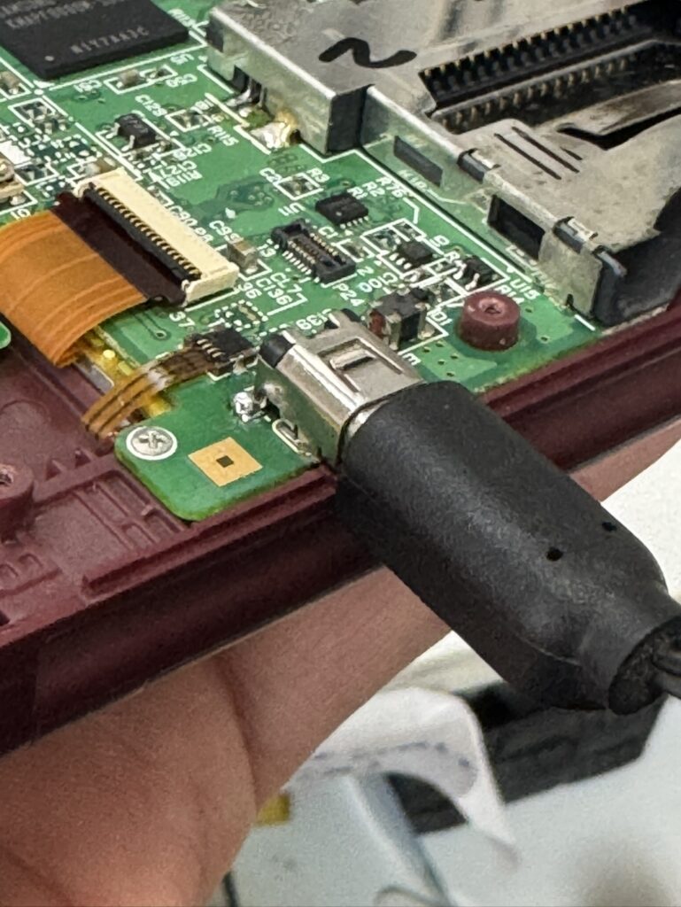 DSi LL 関内 充電口交換 修理前