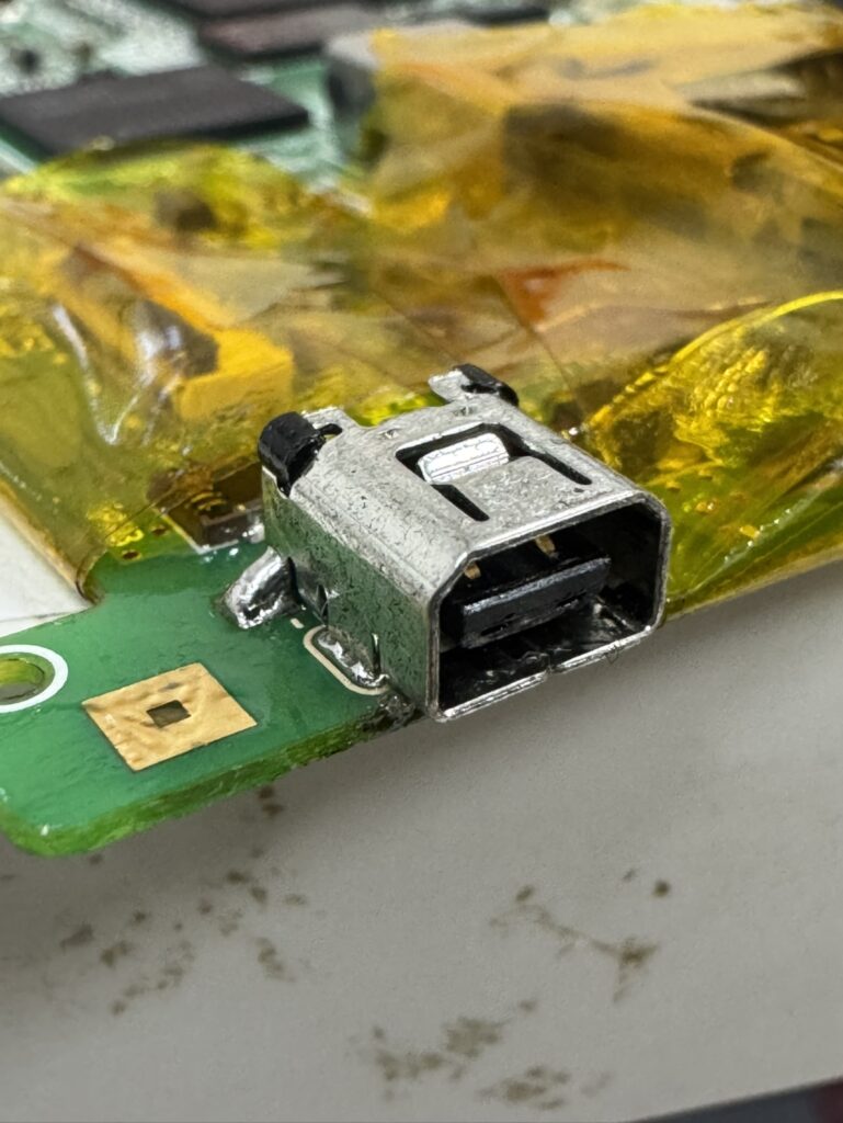 DSi LL 関内 充電口交換 修理中