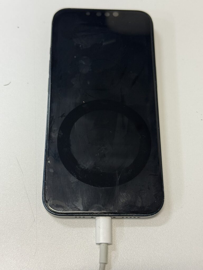 桜木町でiPhone 13修理依頼。充電口内部のピンが折れて充電ケーブルが挿さらない状態の拡大写真