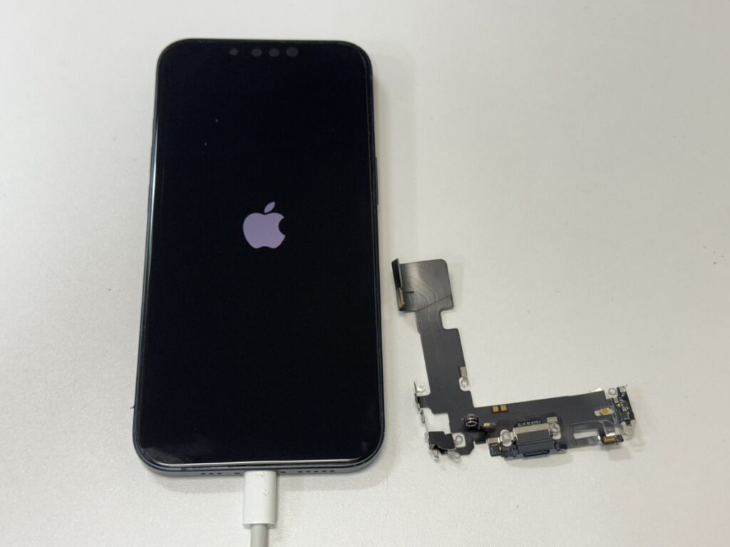 修理完了後のiPhone 13。充電口パーツ交換により正常に充電ができるようになり、バッテリーマークが表示されている画面