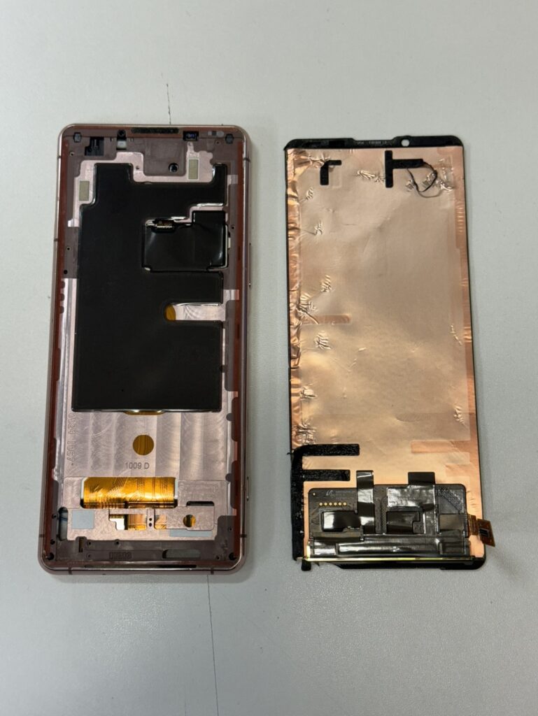 Xperia 5 IIIの分解修理。背面から上下の基板カバーを外した内部の様子。