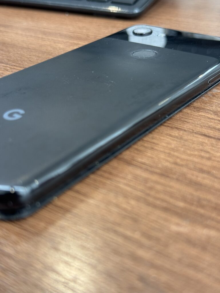 横浜関内の店舗で修理を承ったPixel 3の交換前の状態。