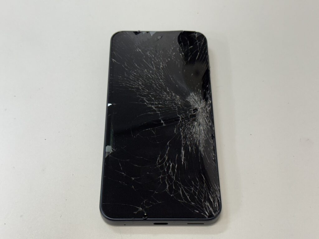 AQUOS sense8の画面割れ・液晶表示不良の故障状態。横浜市中区桜木町よりご来店いただいた基板移植修理前の端末。