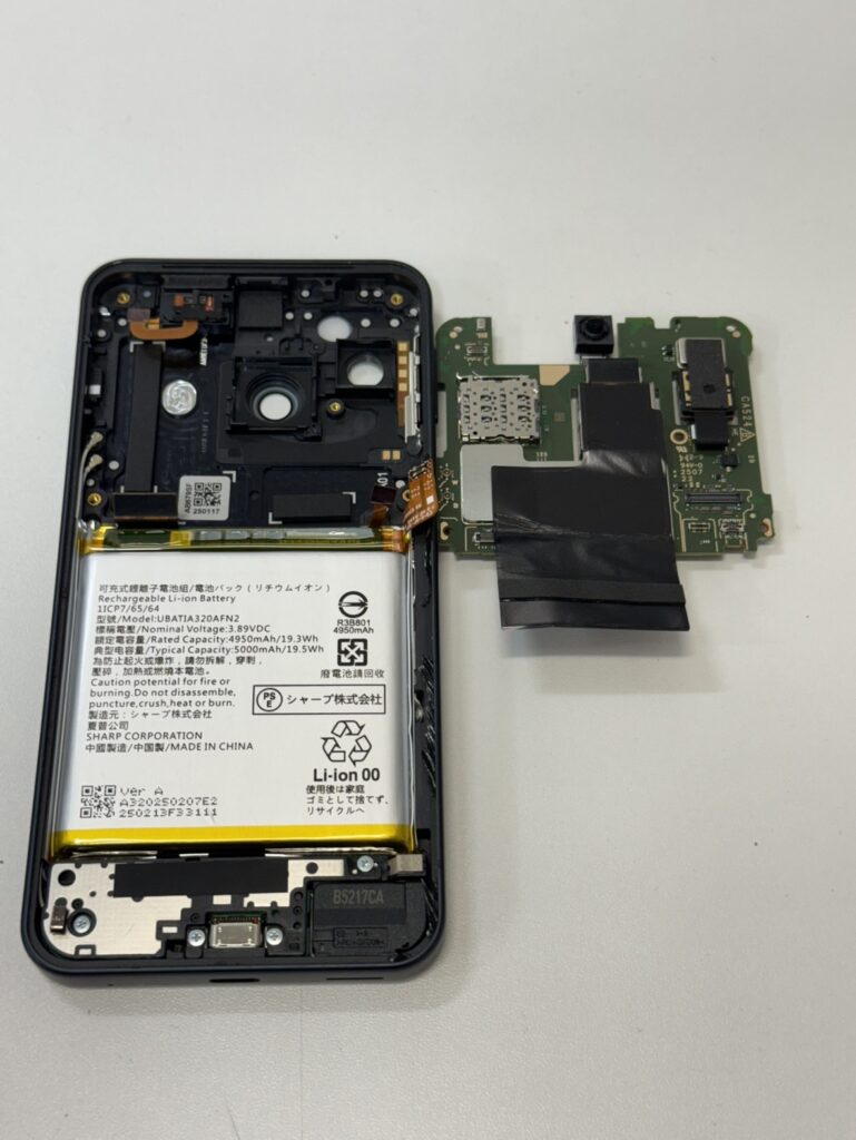 AQUOS sense8を分解し、内部基板をドナー端末へ移植する修理工程。Phoenix横浜関内2号店によるAndroidスマホの精密作業。